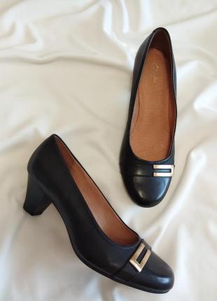 Шкіряні туфлі clarks