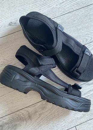 Стильные сандалии mone