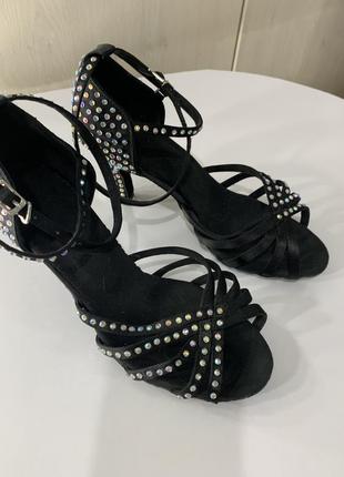 Босоніжки, туфлі для танців