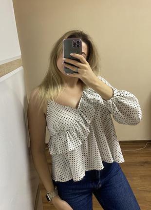 Блуза в горошок на одну руку рукав стильна легка з оборкою boohoo