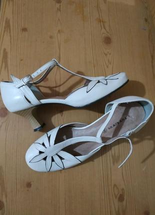 Туфли на каблуке 39 г.