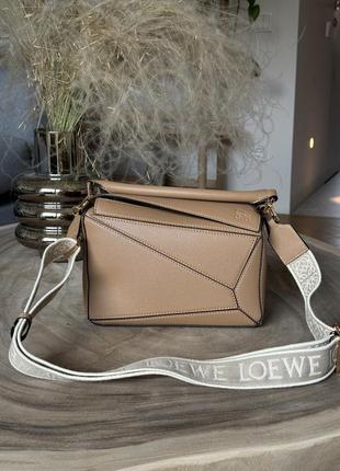 Красивая сумочка для девушек. сумка бренда loewe, качественная кожа, два ремешка в комплекте, топ