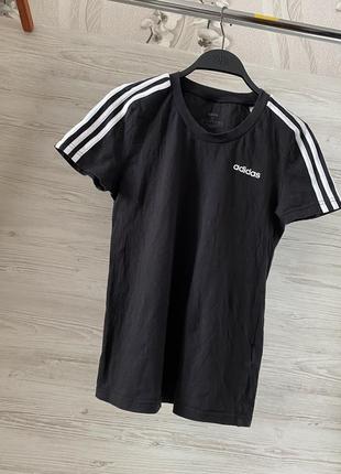 Футболка adidas.