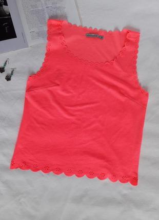 Яркий женский топ