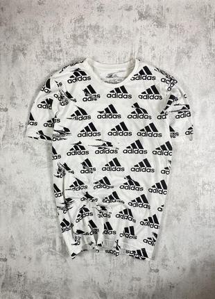 Біла футболка adidas з чорними монограмними логотипами