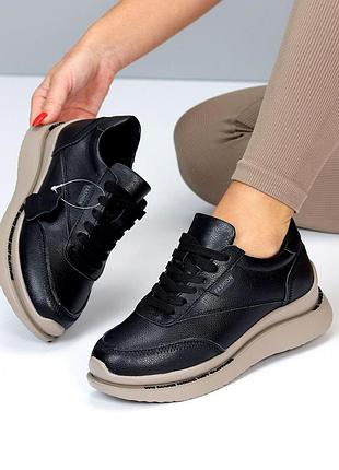Жіночі кросівки на потовщеній підошві з натуральної шкіри, женские кожаные кроссовки чёрные на бежевой подошве
