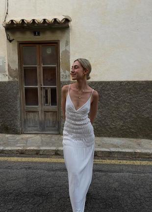 Классное трикотажное белое длинное платье с драпировкой zara
