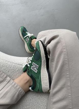 Жіночі кросівки new balance 2002r forest green нью беланс зеленого кольору9 фото