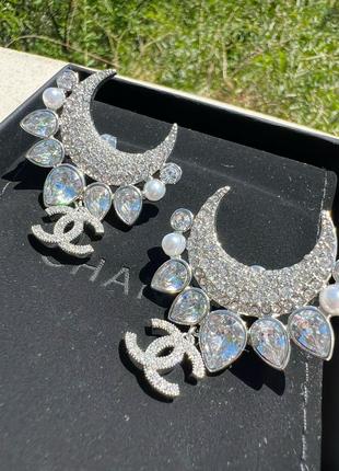 Брендові сережки в срібному кольорі з камінням