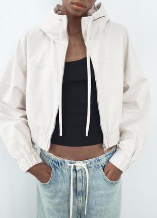 Zara укороченная куртка с капюшоном