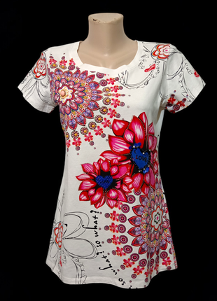 You wit hus fashion, яркая с цветочным принтом футболка.