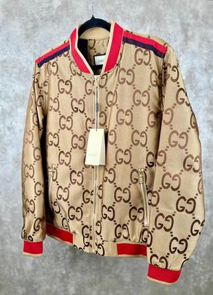 Бежевая куртка бомбер мужская с принтами в стиле gucci