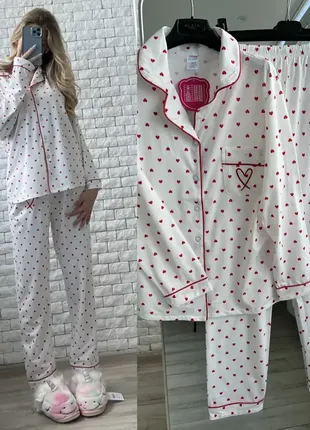 Біла жіноча піжама з червоними сердечками