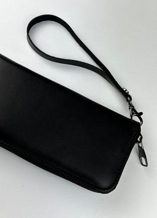 Мужской черный кожаный клатч кошелек из натуральной гладкой кожи на молнии с ремешком5 фото