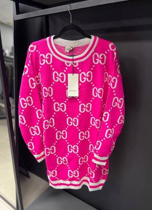 Розовый стильный свитер женский с принтами в стиле gucci