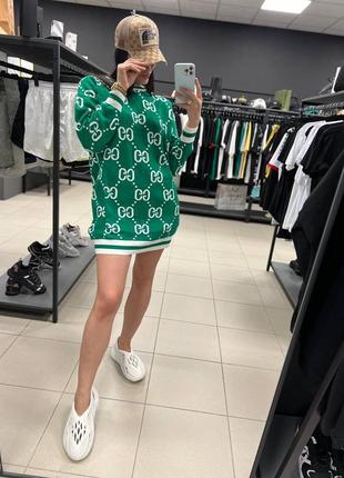 Зелений стильний светр жіночий з принтами в стилі gucci