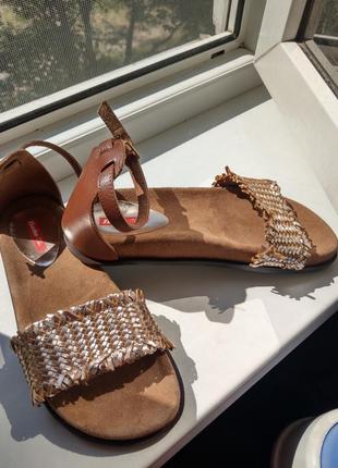 Продам босоніжки шкіряні bata