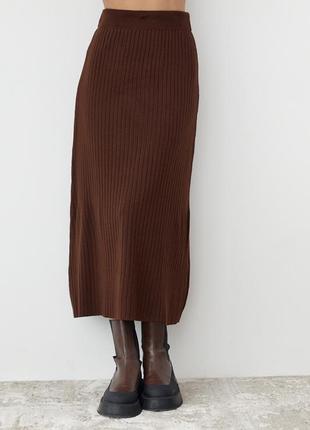 Жіноча мідіспідниця в широкий рубчик — коричневий колір, l (є розміри)