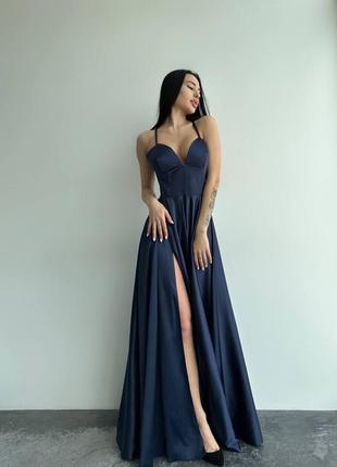 Розкішна сукня максі з розрізом на ніжці1 фото