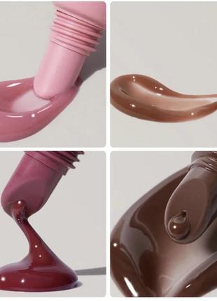 Глянцевый увлажняющий блеск для губ.