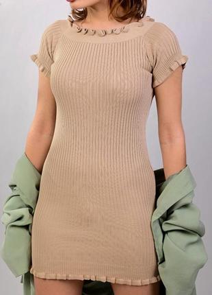 Трикотажное бежевое платье мини в рубчик1 фото