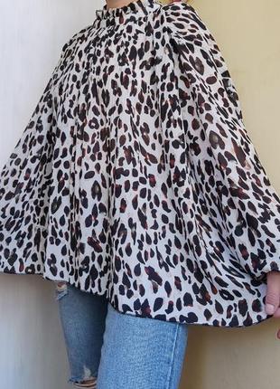 Шифоновая блуза батал большой размер в леопардовый анималистический принт со стойкой на горле объемными рукавами разлетайка сверху жатка3 фото