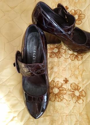 Туфлі лаковані, під зміїну шкіру, дуже незвичайний каблук широкий, насичений шоколадний ко...