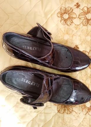 Туфлі лаковані, під зміїну шкіру, дуже незвичайний каблук широкий, насичений шоколадний ко...