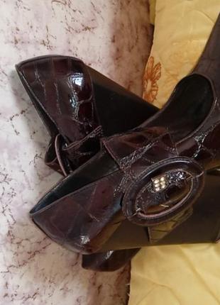 Туфлі лаковані, під зміїну шкіру, дуже незвичайний каблук широкий, насичений шоколадний ко...
