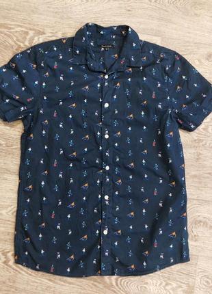 Чоловіча сорочка з коротким рукавом.