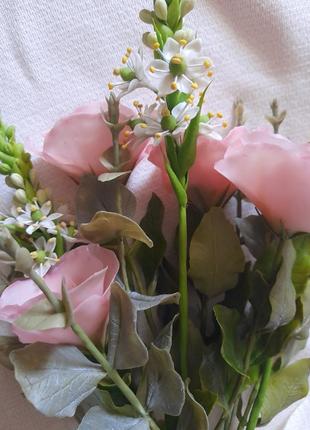 Невідомі, дуже реалістичні квіти ручної роботи з холодної порцеляни.