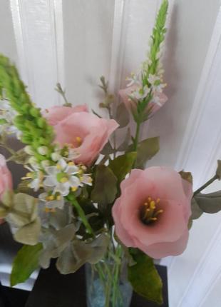 Невідомі, дуже реалістичні квіти ручної роботи з холодної порцеляни.