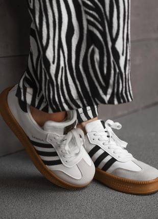 Білі жіночі кросівки adidas   шкіра/кроссовки