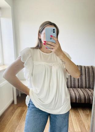 Легка молочна блуза з оригінальними плечима, батал