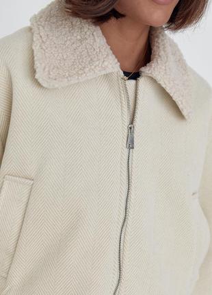 Женское короткое пальто в елочку - кремовый цвет, l (есть размеры)4 фото