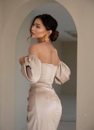 Роскошное платье со шлейфом и разрезом от бедра