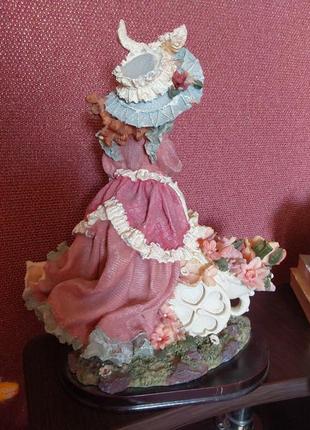 Фигурка,статирует.