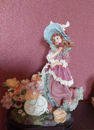 Фигурка,статирует.