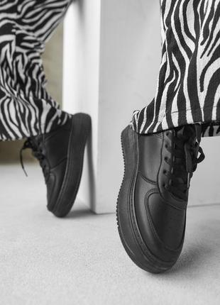 Классические женские черные кеды формы из натуральной кожи