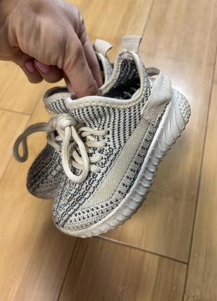 Кроссовки под yeezy