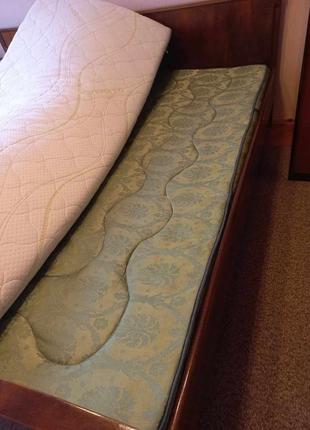 Кровать с матрасом в отличном состоянии