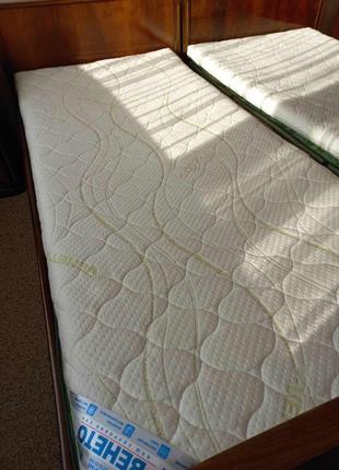 Кровать с матрасом в отличном состоянии