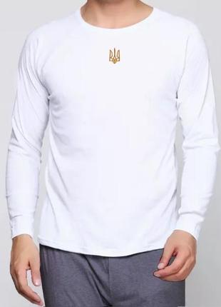 Білий патріотичний лонгслів з вишитим тризубом