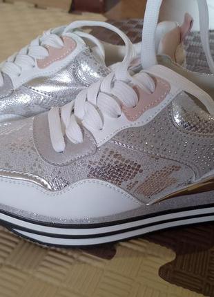 Нові жіночі кросівки exe, 37p