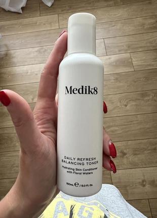 Зволожувальний тонік для обличчя medik8 daily refresh balancing toner без спирту