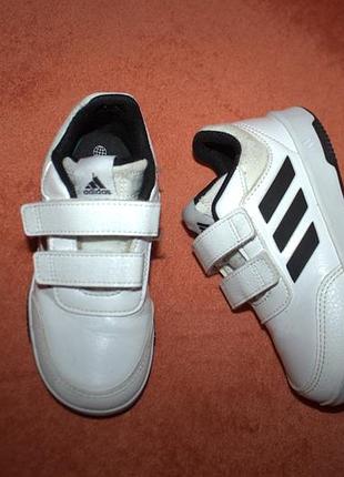 Кросівки фірми adidas 26,5 розміру по устілці 17 см