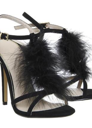 Босоніжки з пухом на шпільці