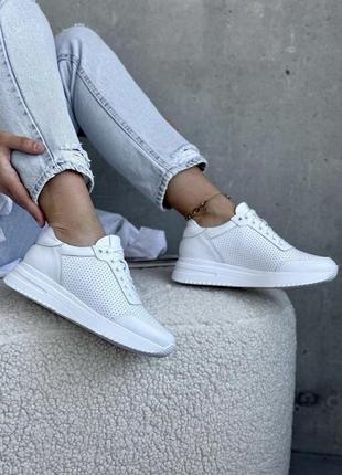 Нові білі жіночі кросівки з натуральної шкіри з наскрізною перфорацією