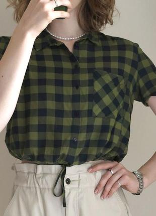 Коротка сорочка футболка на затяжці в клітинку хакі bershka