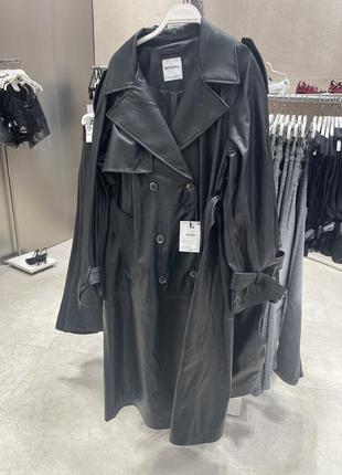 Стильний тренч з еко шкіри бершка bershka пальто плащ чорний